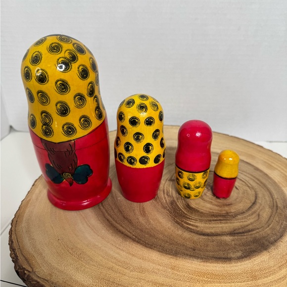 Vintage Set of 4 Russian Nesting Dolls. Wood. (3-N) - Picture 5 of 7